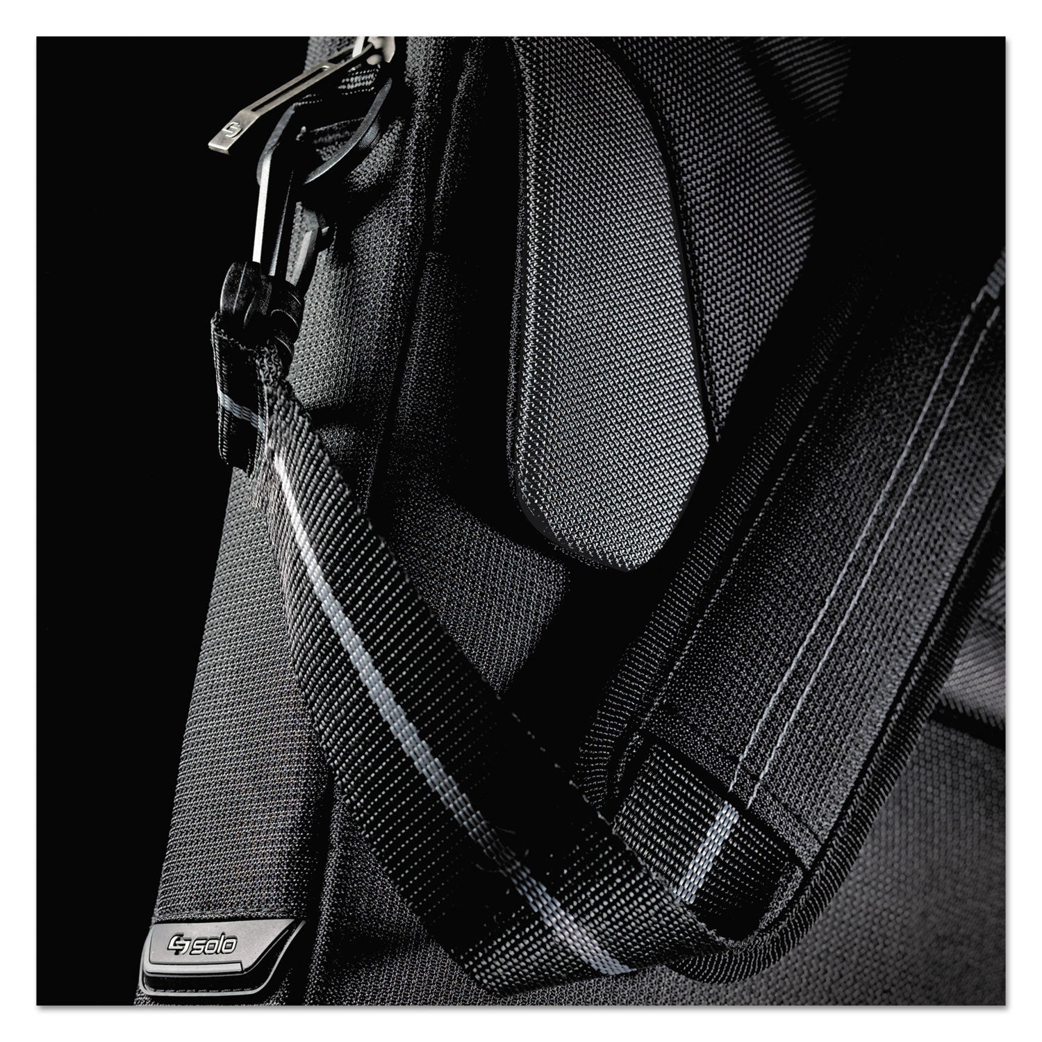 Solo Pro Slim Brief, Fits Devices Up to 14.1", Polyester, 14 x 1.5 x 10.5, Black