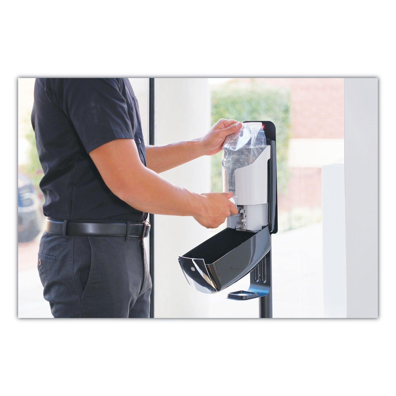 Rubbermaid AutoFoam Touch-Free Dispenser, 1,100 mL, 5.2 x 5.25 x 10.9, Black/Chrome