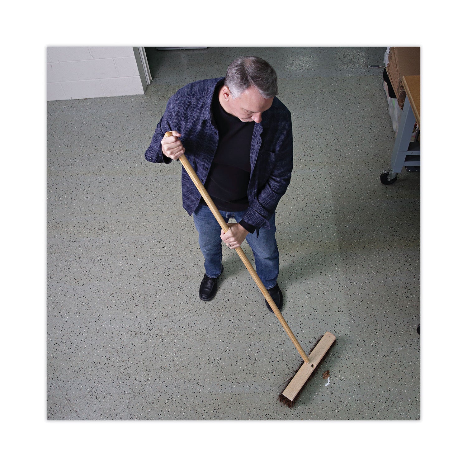 Boardwalk Heavy-Duty Threaded End Lacquered Hardwood Broom Handle, 1.13" dia x 60", Natural