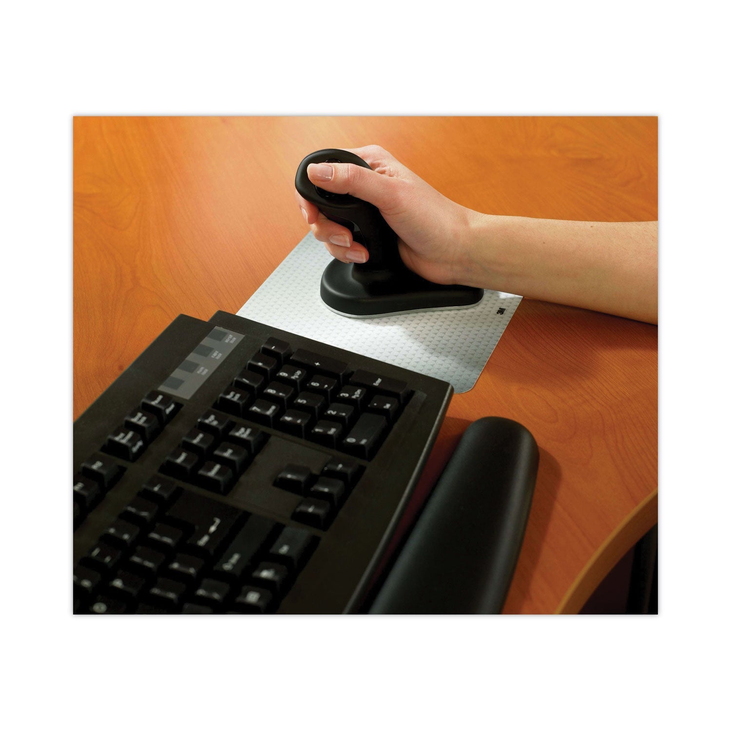 3M Ergonomic Wireless Three-Button Optical Mouse, 2.4 GHz Frequency/30 ft Wireless Range, Right Hand Use, Black